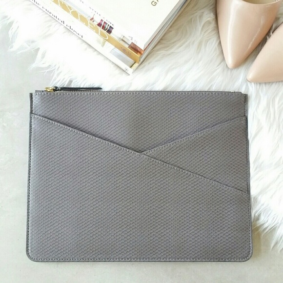 Banana Republic Handbags - Banana Republic Snakeskin Faux Leather Zip Clutch